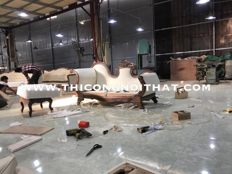 Mẫu sofa tân cổ điển bằng gỗ óc chó với kiểu cách tinh tế mang lại không gian sang trọng hơn.