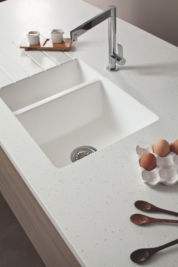Bàn bếp đá nhân tạo màu trắng mang đến vẻ đẹp hoàn hảo cho không gian bếp Bàn bếp đá nhân tạo màu trắng