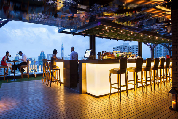 Độc đáo, sang chảnh với đá xuyên sáng nhân tạo trong quầy bar
